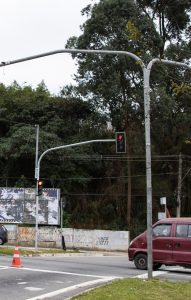 Semáforos inteligentes ajudam a reduzir esperas e deixam trânsito mais dinâmico em Itaquá