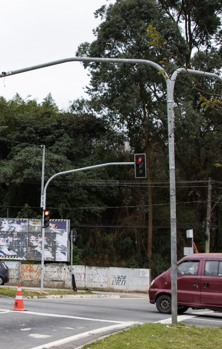 Semáforos inteligentes ajudam a reduzir esperas e deixam trânsito mais dinâmico em Itaquá