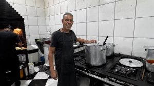 Restaurante do Mano’s mantém tradição de 35 anos com comida farta, tempero especial e preço acessível