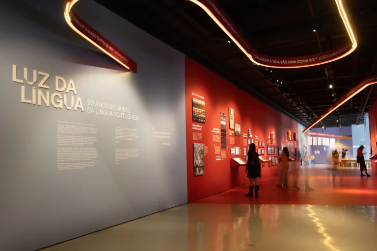 Museu da Língua Portuguesa Celebra 20 Anos com Nova Exposição “Luz da Língua” e Glossário Digital Riquíssimo