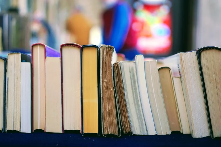 Estação Engenheiro Manoel Feio Vira Livraria Gratuita: Bancada Literária Distribui 300 Livros e Incentiva Trocas