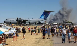 Caça F-4 Grego Despenca em Show Aéreo Perto de Atenas: Pilotos Desaparecidos e Pânico na Multidão