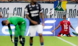 Flamengo assume liderança provisória do Brasileirão após vitória suada contra o Remo em Belém; Santos respira e Cruzeiro cola no G-5