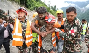 Nepal: Buscas por 900 trabalhadores de hidrelétricas desaparecidos após enchentes devastadoras no Himalaia