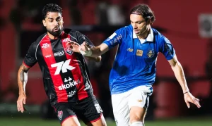 Vitória vence Grêmio e se afasta da zona de rebaixamento, deixando o Tricolor em alerta no Brasileirão