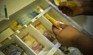 INPC de Agosto Cai para -0,32%, Menor Taxa em 11 Meses, Impactando Correção de Salários e Benefícios Sociais