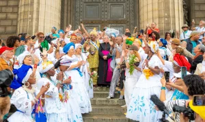 Padre impede Lavagem da Madeleine em Paris, celebração afro-brasileira migra para área pública com show de Mariene de Castro
