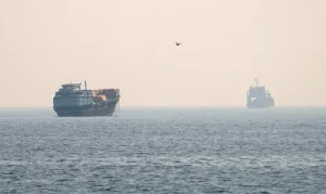 Crise no Estreito de Ormuz: Reunião Adiada e Ataques Houthi Disparam Preços do Petróleo Globalmente