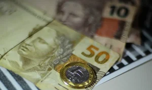 Atividade Econômica Brasileira Surpreende: IBC-Br Cai em Julho, Mas Mostra Sinais de Resiliência Anual