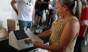 TRE-RJ distribui 1,4 milhão de colas eleitorais para agilizar voto na urna eletrônica nas Eleições 2026