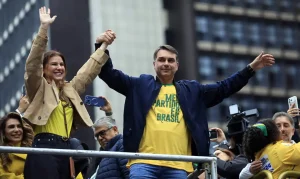 Flávio Bolsonaro propõe enxugar Estado, endurecer segurança e digitalizar economia: veja detalhes do plano