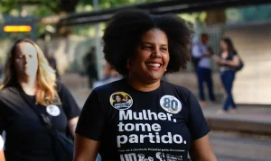 Samara Martins propõe dobrar salário mínimo e escala 4×3: conheça as propostas radicais da UP
