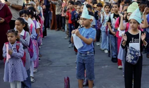Gaza: Crianças Retornam às Salas de Aula em Escolas de Tendas e Prédios Danificados Após Três Anos de Guerra