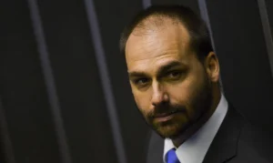 Eduardo Bolsonaro é demitido da Polícia Federal por abandono de cargo após 4 anos de ausência e condenação pelo STF