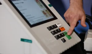 Urna Eletrônica Acessível: Conheça os Recursos Que Ampliam Autonomia e Garantem o Voto de Pessoas com Deficiência