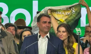 Flávio Bolsonaro: Jatinho de Investigado por Fraudes Ligado a Daniel Vorcaro em Viagem Familiar em 2025