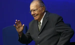 José Sarney é internado com pneumonia bacteriana em São Paulo; quadro é estável