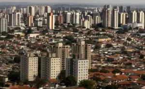 Protestos em Madri: Idosa despejada acende debate sobre moradia e aluguéis disparam em 10 anos