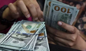Dólar dispara para R$ 5,22: Câmbio atinge pico de março em dia de tensão internacional e bolsa cai