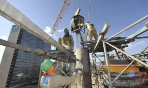 Brasil Cria 165,8 Mil Vagas Formais em Agosto: Serviços Lideram, Mas Acumulado Anual Cai 25,2%