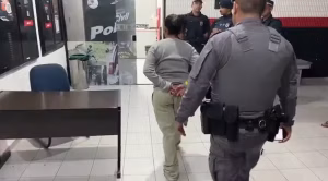 Briga entre vizinhas termina com uma ferida a facadas e outra presa