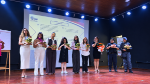 Arujá reúne instituições para fortalecer rede de proteção e combater a violência contra a mulherA articulação da rede de proteção às mulheres e o enfrentamento urgente à violência doméstica foram os principais temas de um encontro realizado na manhã desta sexta-feira (09/10), em Arujá.  Promovida pelo Conselho Municipal dos Direitos da Mulher, a reunião reuniu representantes da Procuradoria Especial da Mulher da Câmara de Arujá; da Diretoria da Mulher da Prefeitura; da Ordem dos Advogados do Brasil (OAB); da Patrulha Maria da Penha e da Patrulha Operação Mulher Segura, da Polícia Militar, além de profissionais que atuam no atendimento às vítimas.  A programação contou com palestras, orientações sobre a legislação e os serviços disponíveis no município, além de depoimentos de mulheres que vivenciaram situações de violência doméstica. Os relatos evidenciaram a gravidade da situação e reforçaram a necessidade de ações permanentes de prevenção, acolhimento e combate à violência.  “A cada minuto, duas mulheres são vítimas de algum tipo de violência. A situação se agrava ainda mais quando nos deparamos com pessoas públicas que normalizam a violência e o comportamento agressivo dos homens”, alertou a assistente social judiciária do TJSP, Viviane Souza da Silva.  Informação, acolhimento e orientação  Viviane Souza também falou sobre a conquista das mulheres ao longo dos anos, a exemplo da Lei Maria da Penha, que acaba de completar 20 anos de existência. “Essa lei foi um marco na nossa conquista de direitos, mas é importante lembrar que para ela existir uma mulher ficou paraplégica após reiteradas agressões físicas cometidas pelo seu companheiro”, disse.  Já a presidente da Comissão de Combate à Violência Doméstica da OAB, Regina Ávila, apresentou o trabalho de orientação jurídica voluntária realizado por dez advogadas. O atendimento ocorre às terças e quintas-feiras, das 14h30 às 17h30, nas dependências da Delegacia de Defesa da Mulher (DDM), com o objetivo de esclarecer dúvidas e orientar mulheres sobre seus direitos e os caminhos para buscar proteção.  A diretora da Mulher da Prefeitura e presidente da Casa dos Conselhos, Ana Poli, destacou a importância da união entre as instituições e da conscientização da sociedade para enfrentar o problema. Segundo ela, Arujá conta com uma rede de proteção estruturada, mas o trabalho precisa ser contínuo e articulado.  Representando a Patrulha Operação Mulher Segura, da Polícia Militar, a soldado Camila Musa apresentou ferramentas de atendimento e orientação, entre elas a Cabine Lilás, serviço ligado ao Centro de Operações da Polícia Militar (Copom), acessado pelo telefone 190.  O serviço oferece atendimento especializado por policiais mulheres, que orientam as vítimas e fornecem informações sobre a rede de apoio disponível em cada município. Também foi apresentado o aplicativo Mulher Segura, outra ferramenta que auxilia na divulgação de informações e no acesso aos recursos de proteção.  Integraram ainda os painéis de orientação às mulheres a presidente do Conselho Municipal dos Direitos da Mulher, Givânia Silva; a psicóloga do Creas Arujá, Isabele Fernandes; a secretária adjunta municipal de Desenvolvimento Econômico, Flávia Sanches; a GCM Lucena, representando a Patrulha Maria da Penha e Amanda Uchôa, representando a Procuradoria da Mulher da Câmara de Arujá.