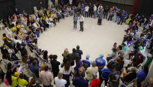 Clau Camargo e Roberto de Lucena encerram campanha com centenas de apoiadores em Arujá