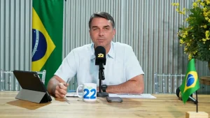 Flávio Bolsonaro comemora pesquisas e defende pena mínima de oito anos para roubo de celulares