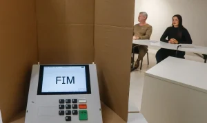 Justiça Eleitoral Reforça Regras de Votação Contra Novos Dispositivos Eletrônicos e Tecnologia na Cabine