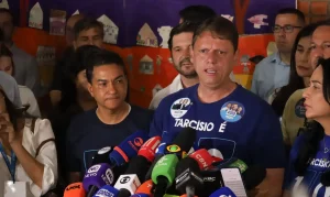 Tarcísio de Freitas é reeleito governador de SP em primeiro turno e promete “entregar ainda mais” no próximo mandato