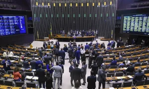 Representação Negra na Câmara Cai, Mas Sub-Representação Persiste: Entenda o Que Dizem Especialistas