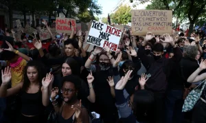 Protestos em Massa na França: Alunos e Professores Exigem Melhorias Urgentes nas Escolas e Denunciam Violência Policial