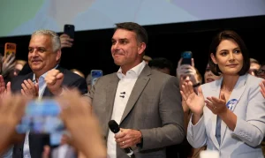 Flávio Bolsonaro busca apoio e defende mudanças na Constituição: Fim da reeleição e redução da maioridade penal em pauta