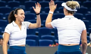 Luisa Stefani e parceira superam campeãs olímpicas e avançam às semifinais do WTA 1000 de Pequim