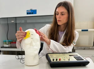 Mulheres com Obesidade: Estimulação Cerebral e Nutrição Reduzem o Desejo Intenso por Comida, Diz Estudo da USP