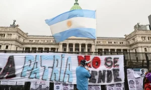 Milei na Argentina: Plano de Demissão Voluntária Atinge 21 Mil Servidores Públicos em Corte Radical de Gastos