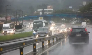Alerta Máximo: Frente Fria Traz Tempestades Severas e Granizo para o Centro-Sul do Brasil, Com Risco de Inundações e Danos