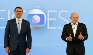 Debate acirrado: Lula e Flávio Bolsonaro trocam farpas sobre bolsa-família, SUS e endividamento em sabatina na Globo