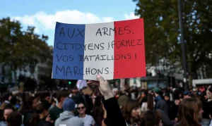 França sob Tensão: 70 mil Policiais nas Ruas Enquanto Protestos e Medidas de Segurança Dominam o Sábado