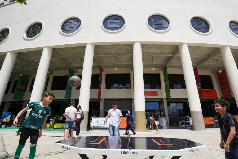 Última Chamada para a ‘Amarelinha’: Exposição Icônica de Camisas da Seleção Brasileira no Museu do Futebol Chega ao Fim em 1º de Novembro