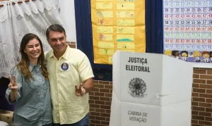Flávio Bolsonaro vota no Rio e se declara a “mudança” contra violência e endividamento, mas enfrenta protestos de eleitores de Lula