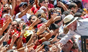 Presidente do TSE liga para Lula e o parabeniza pela reeleição: “Sua trajetória política atravessa diferentes períodos da história democrática brasileira”