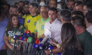 Moraes Proíbe Flávio Bolsonaro de Deixar o País e Exige Entrega de Passaportes após Derrota Eleitoral
