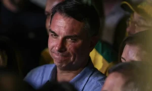 Flávio Bolsonaro nos EUA: Imprensa Internacional Revela Detalhes da Fuga Após Derrota Eleitoral e Decisão Judicial