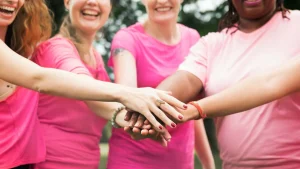 Outubro Rosa: Conheça os Direitos Garantidos às Mulheres com Câncer para Acesso Rápido a Tratamento e Benefícios